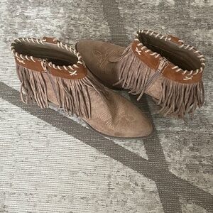 COPY - CLASSY SZ 8.5 FRINGED PIERRE DUMAS BOOTS